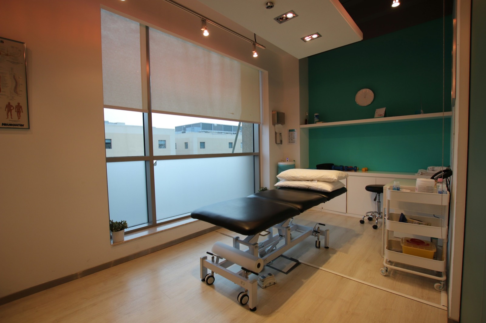 Behandlungsliege in einem hellen Therapieraum