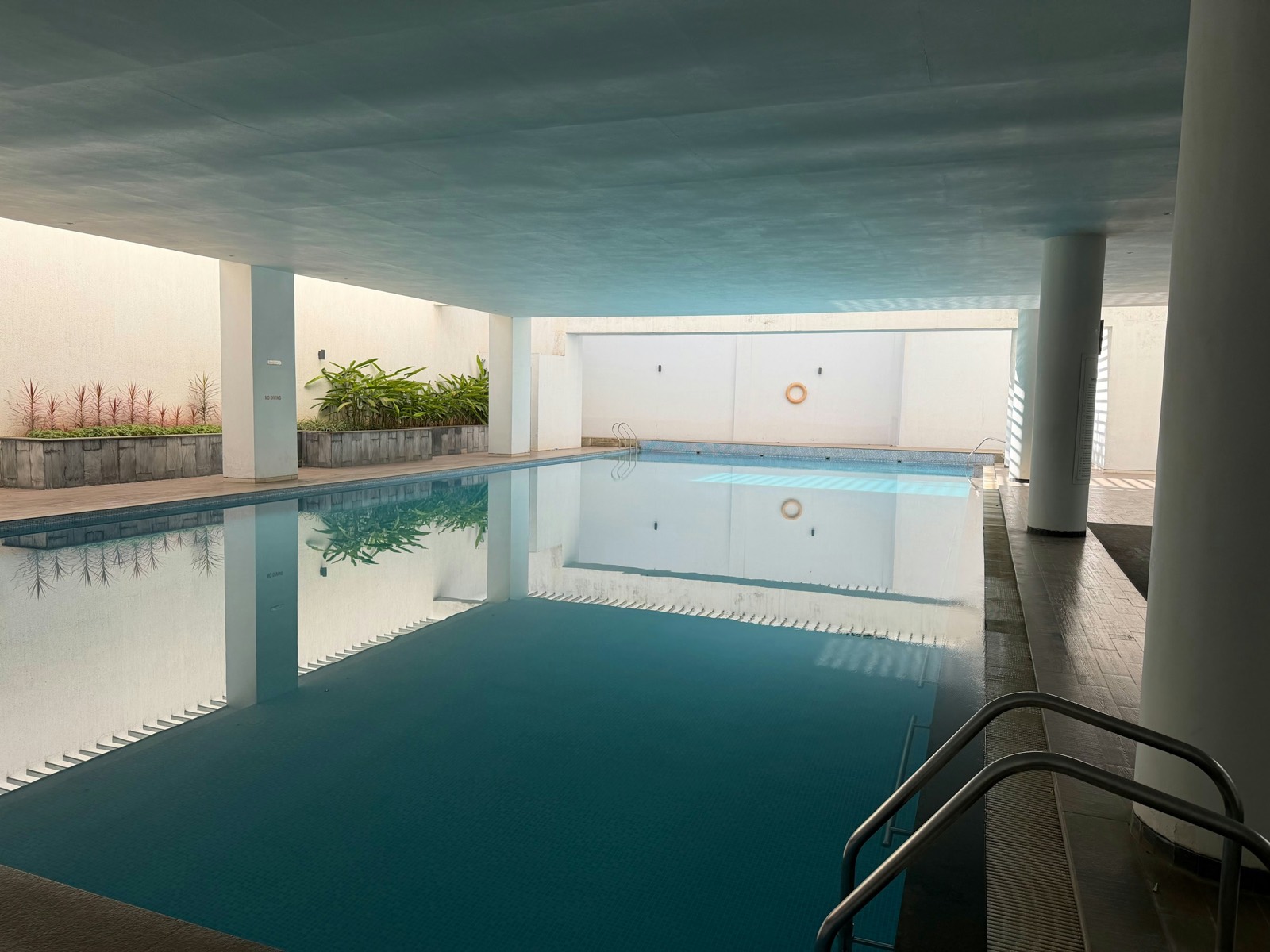 Ruhiges Hallenbad mit klarem Wasser